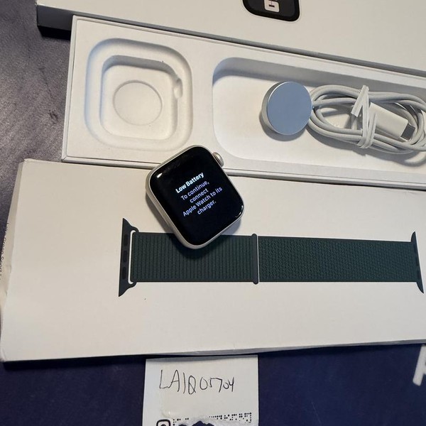 Apple Watch SE (2nd Gen) 40mm - Starlight, A2722 - GPS, Aluminum