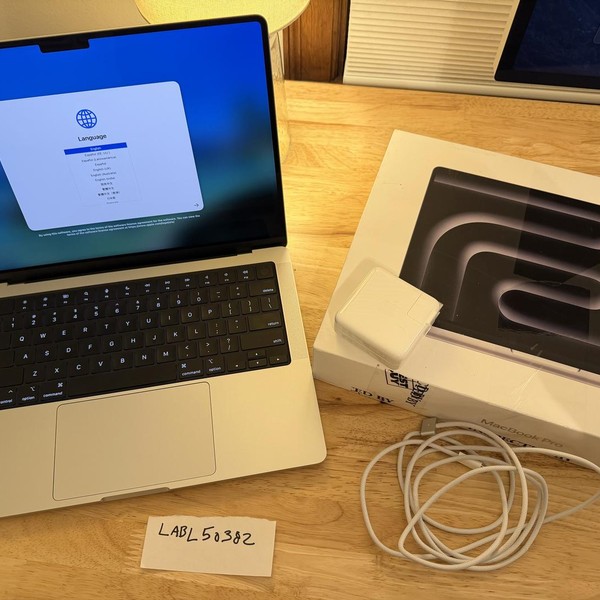 MacBook Pro 2024 - 14 inch - 1 TB, Silver, 16 GB, Apple M4