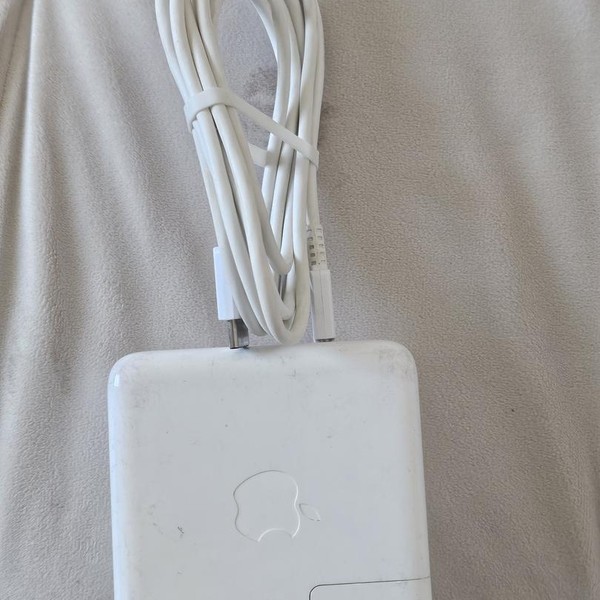 MacBook Pro 2022 - 13 inch - 256 GB, Silver, 8 GB, Apple M2