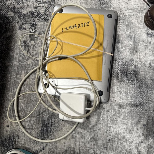 MacBook Air 2013 - 13 inch - 128 GB, Silver, 4 GB