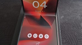 Mint
													Motorola Razr Ultra (2025) - AT&T, PANTONE Rio Red, 512 GB, 16 GB, photo 3 of 17