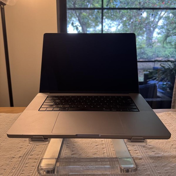 MacBook Pro 2021 - 16 inch - 1 TB, Gray, 32 GB, Apple M1 Max