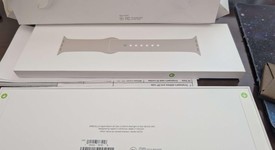 New
													Apple Watch SE 2nd Gen 40mm - Starlight, A2722 - GPS, Aluminum, photo 1 of 3