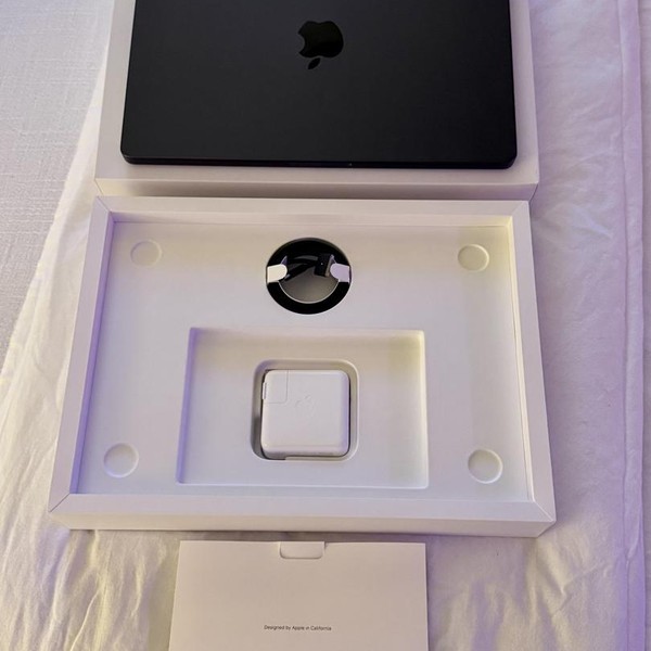 MacBook Pro 2026 - 14 inch (M5) - 512 GB, Space Black, 16 GB, Apple M5, Standard Display