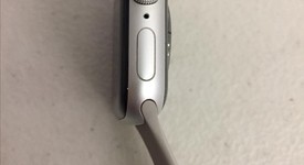 Good
													Apple Watch Series 4 40mm - Unlocked, Silver, A1975 - Cellular, Aluminum, photo 3 of 5