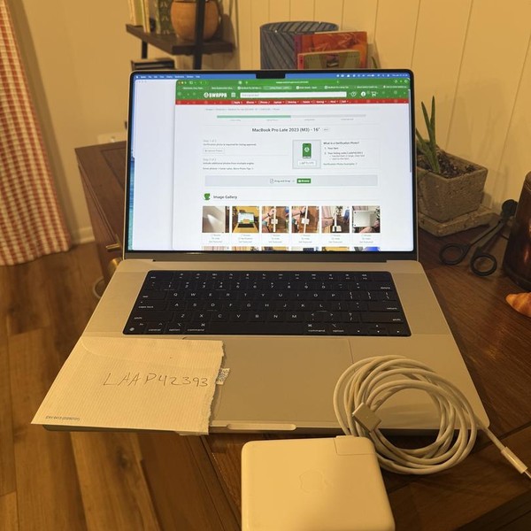 MacBook Pro Late 2023 (M3) - 16 inch - 1 TB, Silver, 64 GB, Apple M3 Max 16-core, 40-core GPU