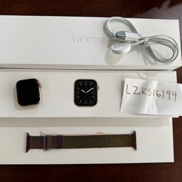 Apple Watch Series 5 40mm - Unlocked, Gold, A2094 Cellular, Aluminum