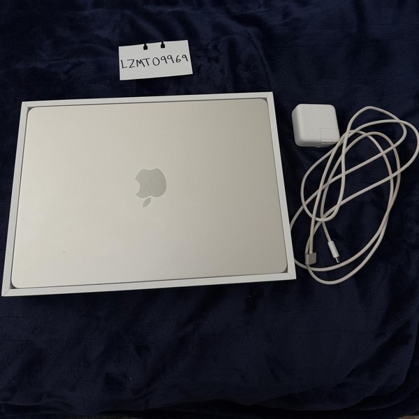 MacBook Air 2022 (M2) - 13 inch - 256 GB, Starlight, 8 GB, Apple M2