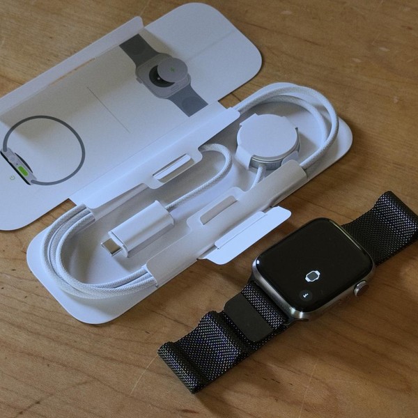 Apple Watch Series 5 44mm - Unlocked, Titanium, A2095 Cellular, Titanium