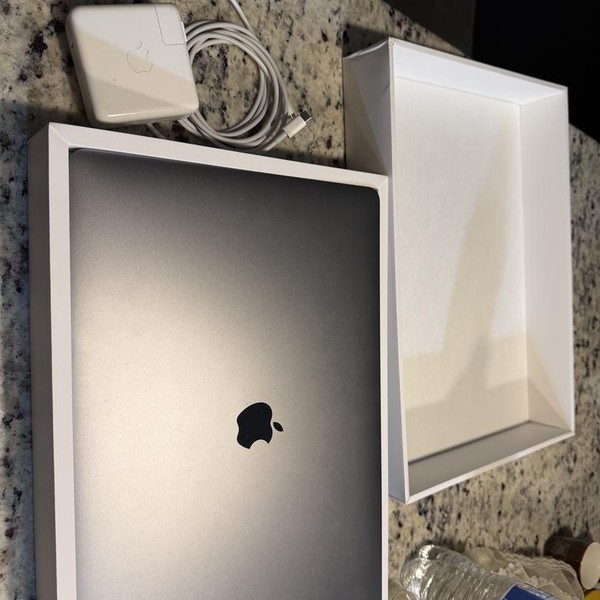 MacBook Pro 2019 - 16 inch - 1 TB, Gray, 64 GB, Intel Core i9