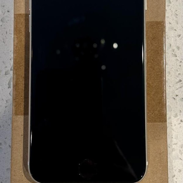 Apple iPhone SE 3rd Gen 2022 - Unlocked, 128 GB, Starlight, A2595