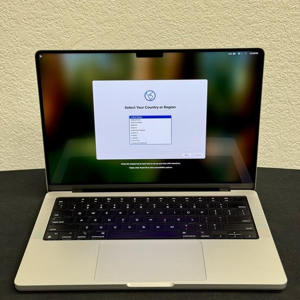 MacBook Pro Late 2023 (M3) - 14 inch - 1 TB, Silver, 18 GB, Apple M3 Pro 12-core, 18-core GPU