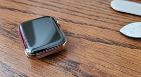 Good
													Apple Watch Series 4 40mm - Unlocked, Gold, A1975 - Cellular, Stainless, photo 2 of 8