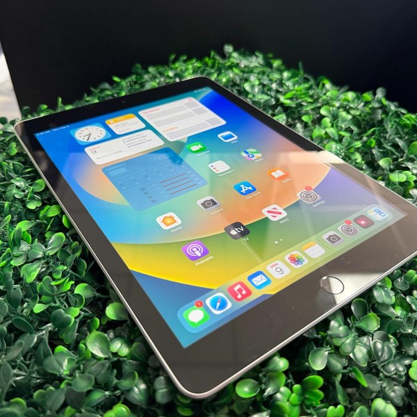 Apple iPad 5th Gen - Unlocked, 32 GB, Gray, A1823