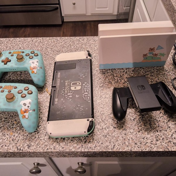 Nintendo Switch - 32 GB, Animal Crossing: New Horizons