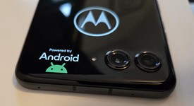 Mint
													Motorola Razr (2024) - Unlocked, Gray, 256 GB, 8 GB, photo 5 of 10