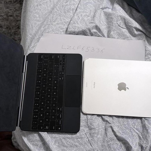 Apple iPad Air 5th Gen - Unlocked, 256 GB, Starlight, A2589