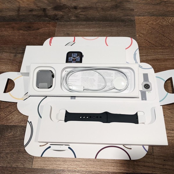 Apple Watch SE 2nd Gen 40mm - Midnight, A2722 - GPS, Aluminum