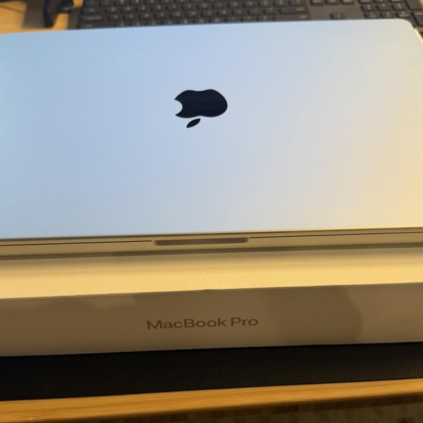 MacBook Pro 2021 - 16 inch - 1 TB, Silver, 16 GB, Apple M1 Pro 10-core