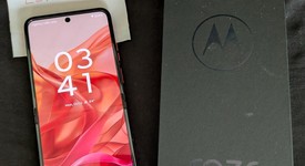 Mint
													Motorola Razr (2024) - Unlocked, Orange, 256 GB, 8 GB, photo 2 of 8