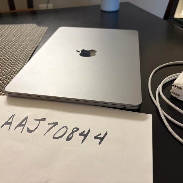 MacBook Air 2022 (M2) - 13 inch - 256 GB, Gray, 16 GB, Apple M2