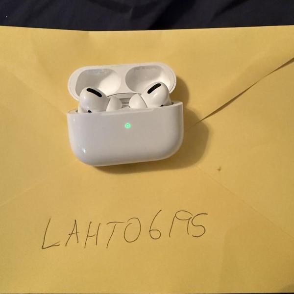 Apple AirPods Pro - MagSafe Case
