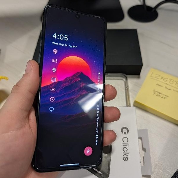 Motorola Razr Ultra (2025) - Unlocked, 512 GB, PANTONE Scarab, 16 GB