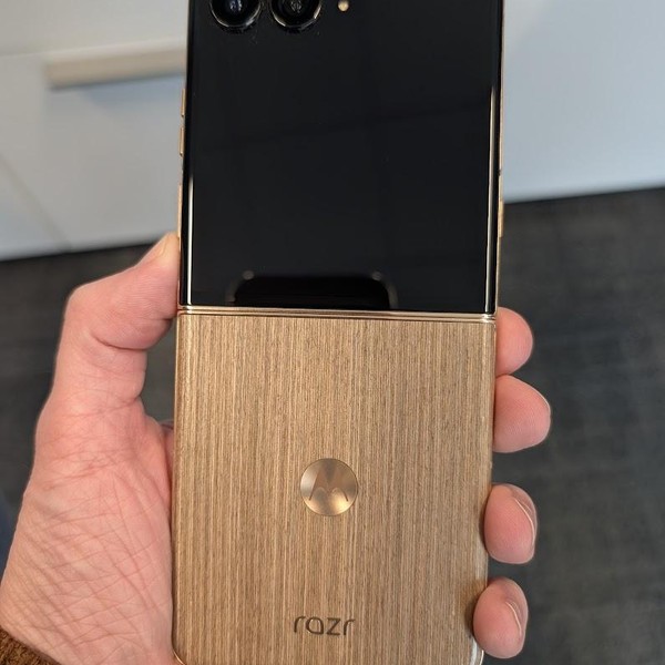 Motorola Razr Ultra (2025) - Unlocked, PANTONE Mountain Trail, 1 TB, 16 GB