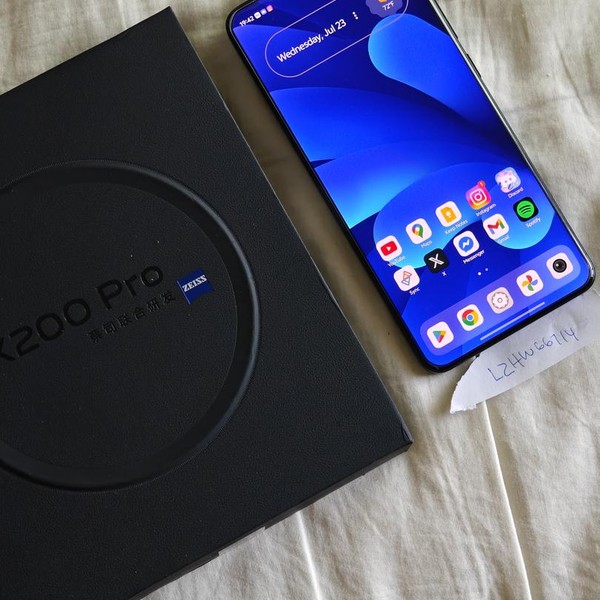 Vivo X200 Pro - Unlocked Non-US, 256 GB, Black, 12 GB