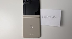 Mint
													Motorola Razr (2024) - Unlocked, Sand, 256 GB, 8 GB, photo 3 of 8