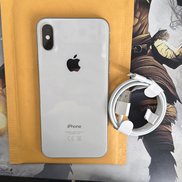 Apple iPhone Xs - Unlocked Non-US, 64 GB, Silver, A2097