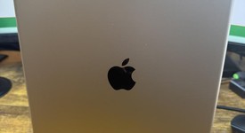 Good
													Apple iPad Pro 12.9" 2nd Gen 2017 - Unlocked, Gold, 64 GB, photo 3 of 4