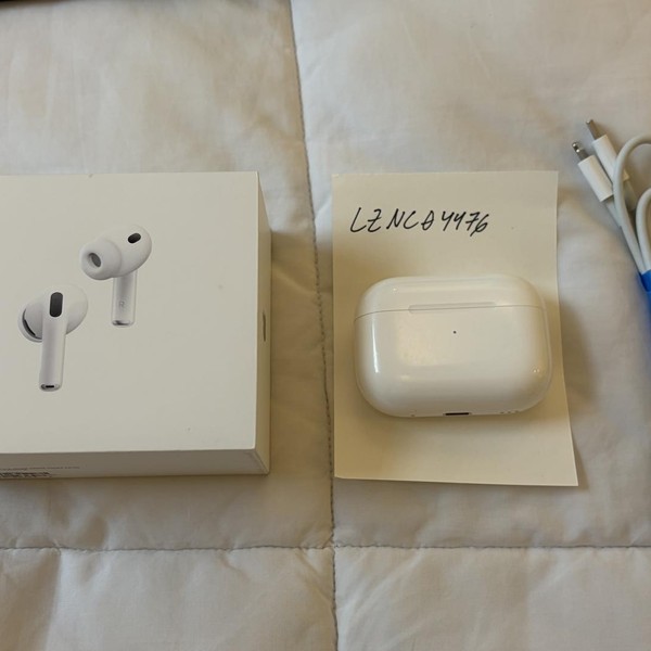 Apple AirPods Pro 2 - Lightning