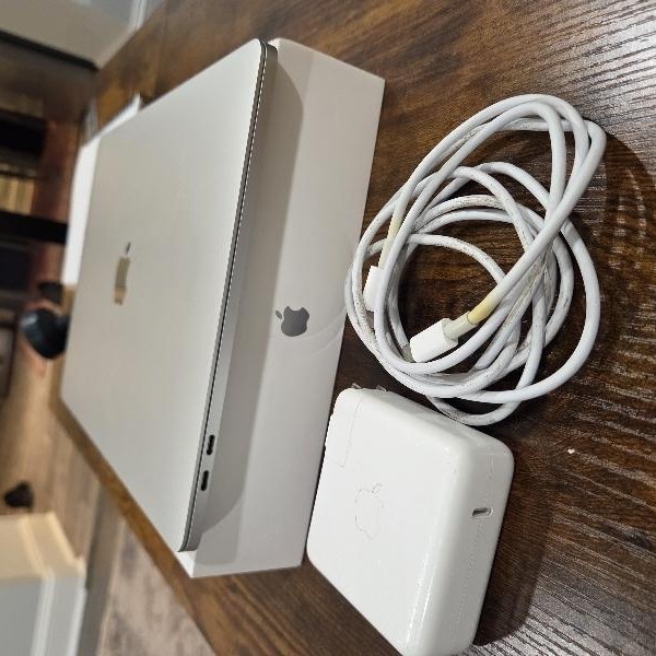 MacBook Pro 2019 - 13 inch - 512 GB, Silver, 16 GB, Intel Core i5