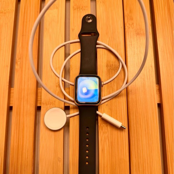 Apple Watch SE 1st Gen 40mm - Gold, A2351 - GPS, Aluminum