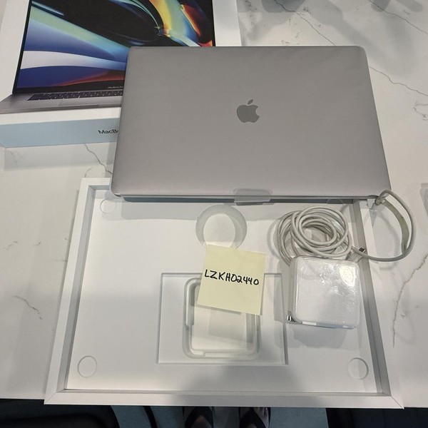 MacBook Pro 2019 - 16 inch - 1 TB, Gray, 16 GB, Intel Core i9