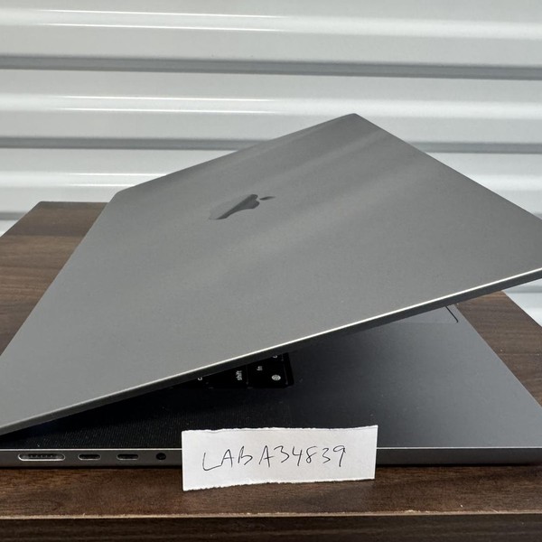 MacBook Pro 2021 - 16 inch - Apple M1 Max, Gray, 1 TB, 64 GB