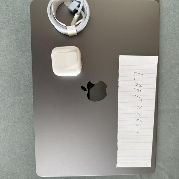 MacBook Air 2022 (M2) - 13 inch - 256 GB, Gray, 8 GB, Apple M2