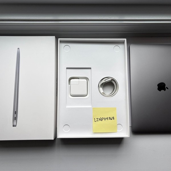 MacBook Air 2020 - 13 inch - 512 GB, Gray, 8 GB, Apple M1