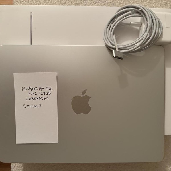 MacBook Air 2022 (M2) - 13 inch - 256 GB, Silver, 8 GB, Apple M2