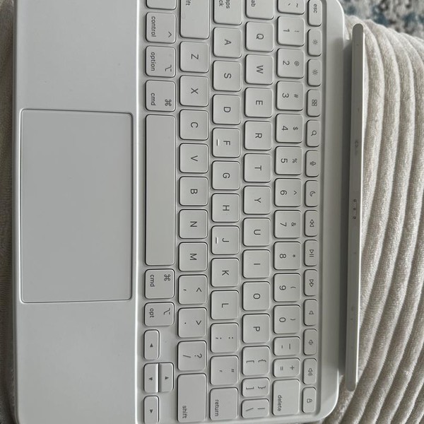 Apple Magic Keyboard Folio - White