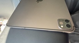 Good
													Apple iPad Pro 11" 2nd Gen 2020 - Unlocked, Gray, 128 GB, A2068, photo 3 of 6