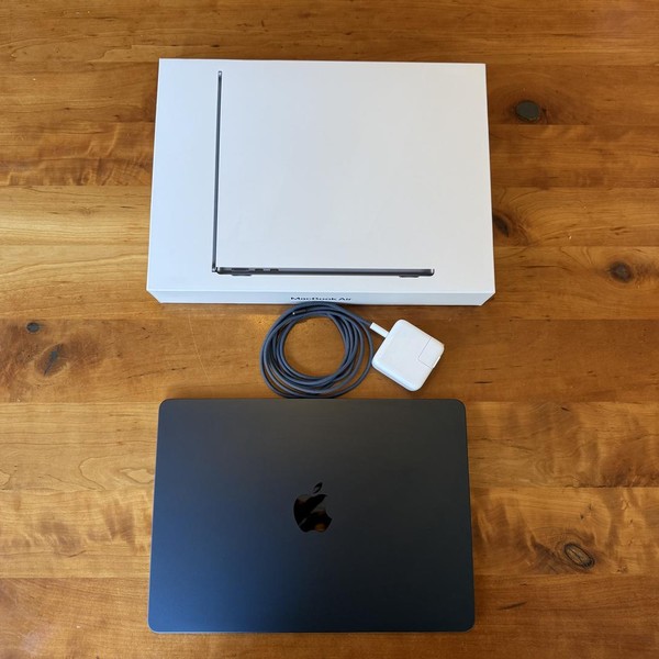 MacBook Air 2022 (M2) - 13 inch - 256 GB, Midnight, 8 GB, Apple M2