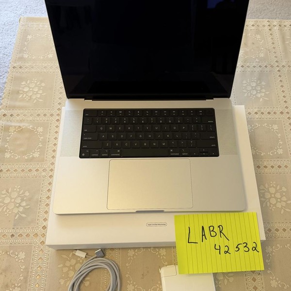 MacBook Pro 2021 - 16 inch - 512 GB, Silver, 16 GB, Apple M1 Pro 10-core