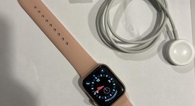 Fair
													Apple Watch Series 4 40mm - Unlocked, Gold, A1975 - Cellular, Aluminum, photo 2 of 5