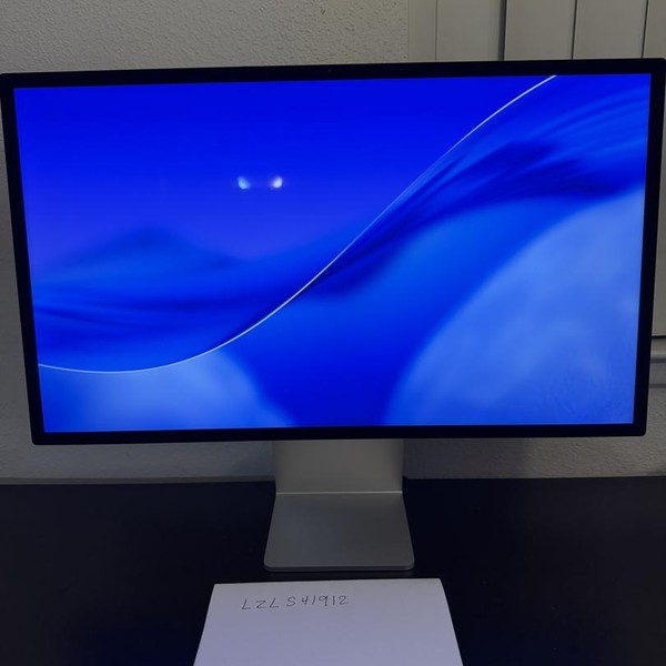 Apple Studio Display 2022 - Standard Glass, Tilt Adjustable Stand