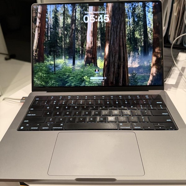 MacBook Pro 2021 - 14 inch - 2 TB, Silver, 32 GB, Apple M1 Max