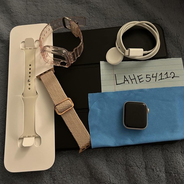 Apple Watch SE (2nd Gen) 40mm - Starlight, A2722 - GPS, Aluminum