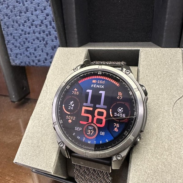 Garmin Fenix 8 - Carbon, AMOLED