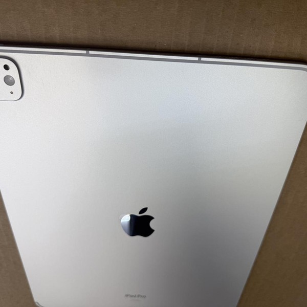 Apple iPad Pro 13 inch (M4) 2024 - Unlocked, 256 GB, Silver, 8 GB, A2926, Standard Glass